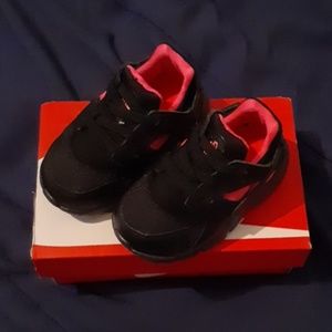 Pink and black Huarache 5c